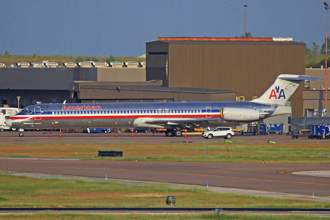 ./assets/img/aircraft/N-AAL-MD83-1.jpg
