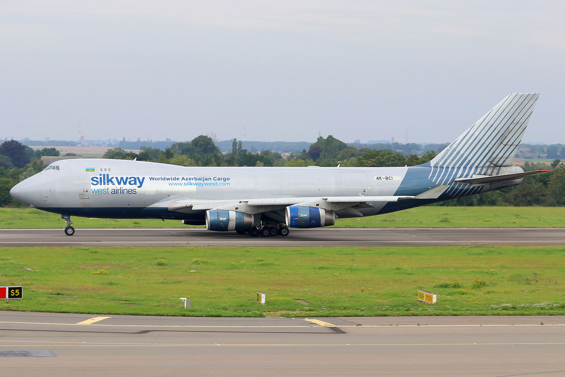 ./assets/img/aircraft/4K-AZQ-B744-3.jpg