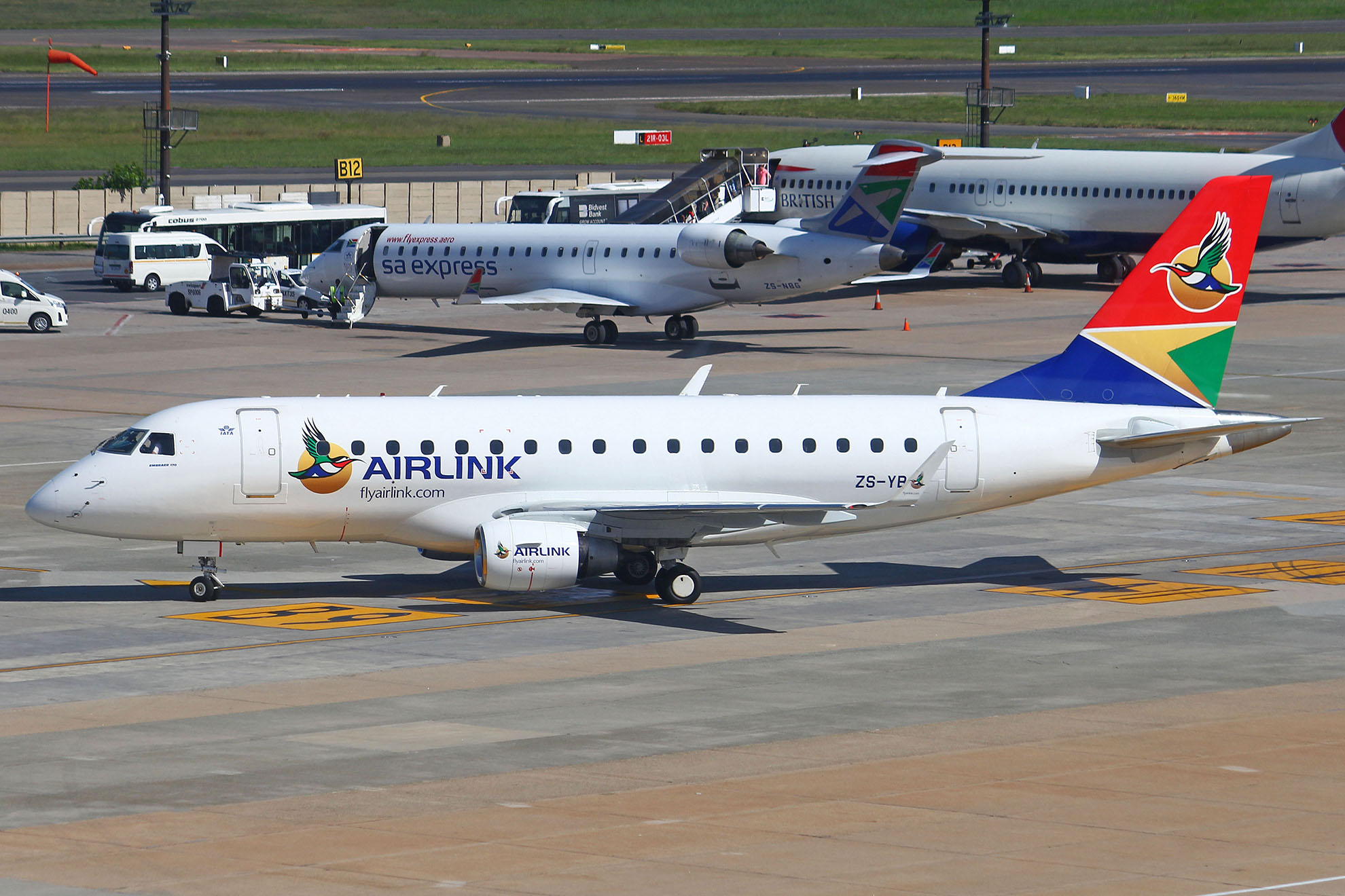 ./assets/img/aircraft/ZS-LNK-E170-1.jpg